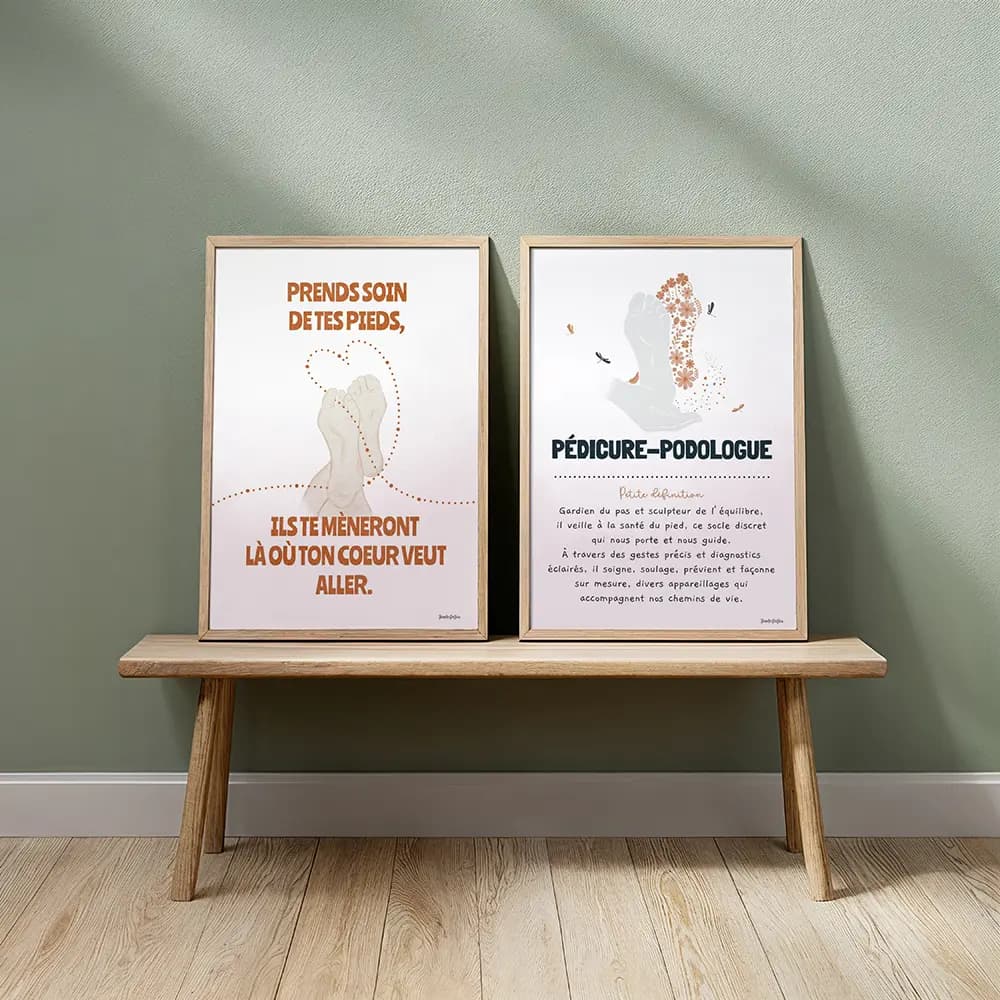 Deux illustrations encadrées et posées sur un banc contenant une citation et l'autre une définition du métier de pedicure podologue
