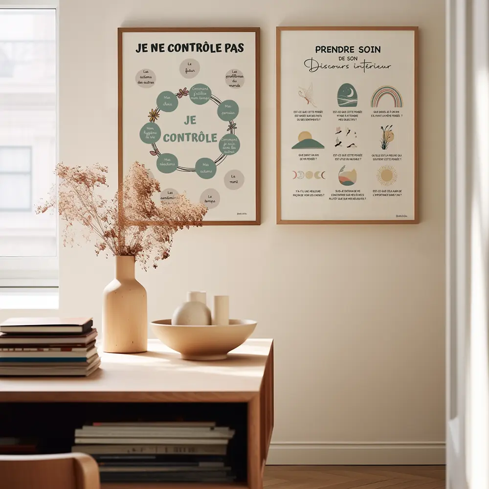 Deux illustrations parlant de santé mentale accrochées sur un mur blanc d'un bureau de psychologue