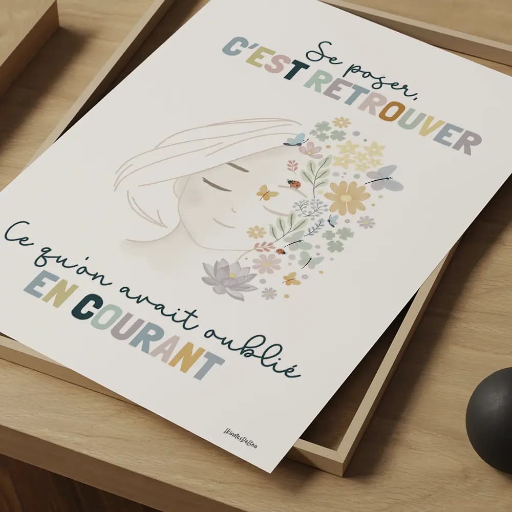 Dessin d’un visage féminin orné de fleurs et d’une citation inspirée de l’univers de l’esthétique