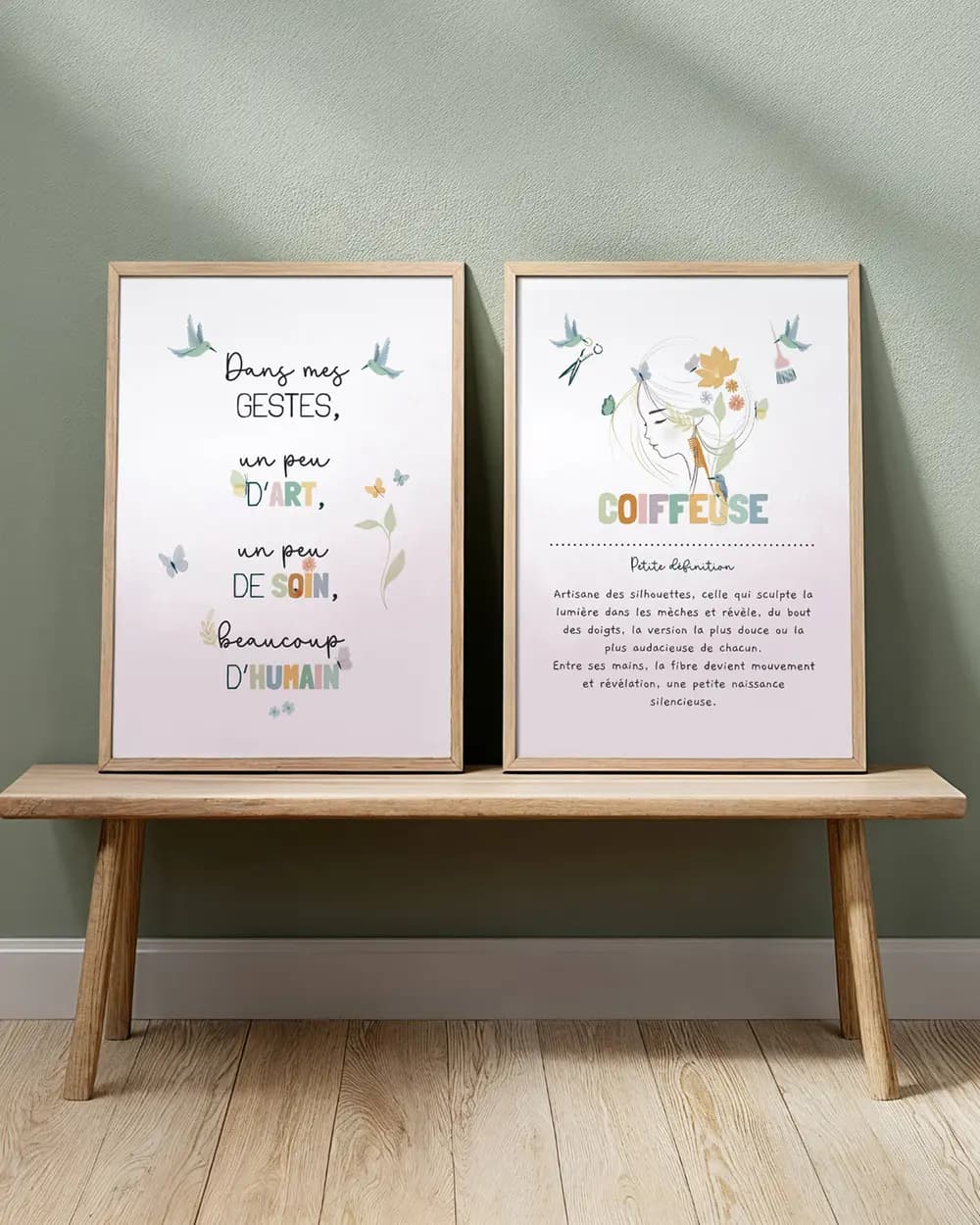 Coiffeur Deux grandes affiches encadrées posées sur un banc sur le théme de la coiffure