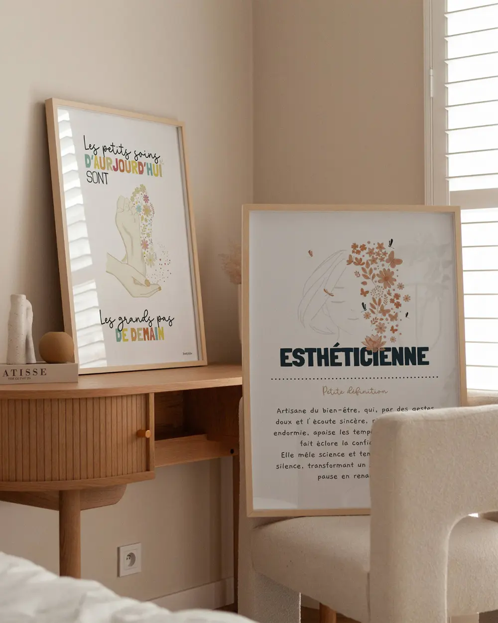 Esthéticienne Deux illustrations grand format encadrées et posées sur un un bureau d'esthéticien