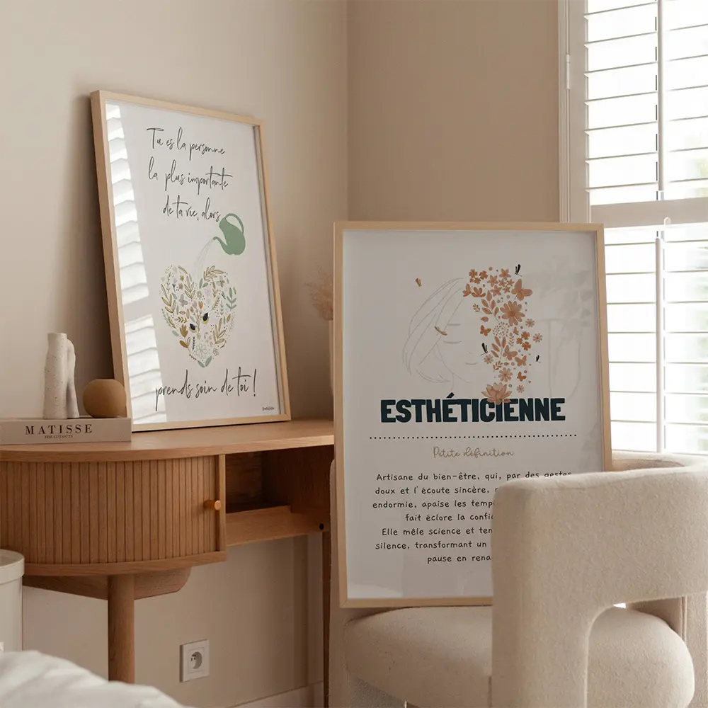 Esthéticienne Deux illustrations grand format encadrées et posées sur un un bureau d'esthéticien
