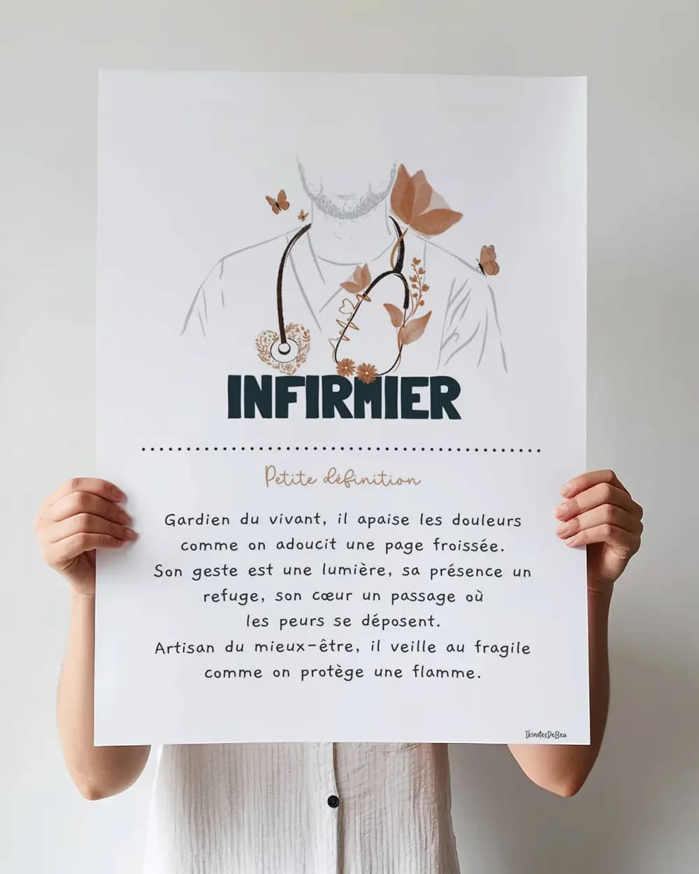 Infirmier Photo d'une infirmière tenant à bout de bras une très grande affiche avec la définition du métier d'infirmier