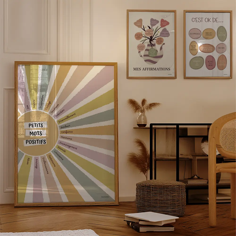 Affirmations positives Deux grandes affiches d'affirmations positives encadrées et posées au sol dans un salon