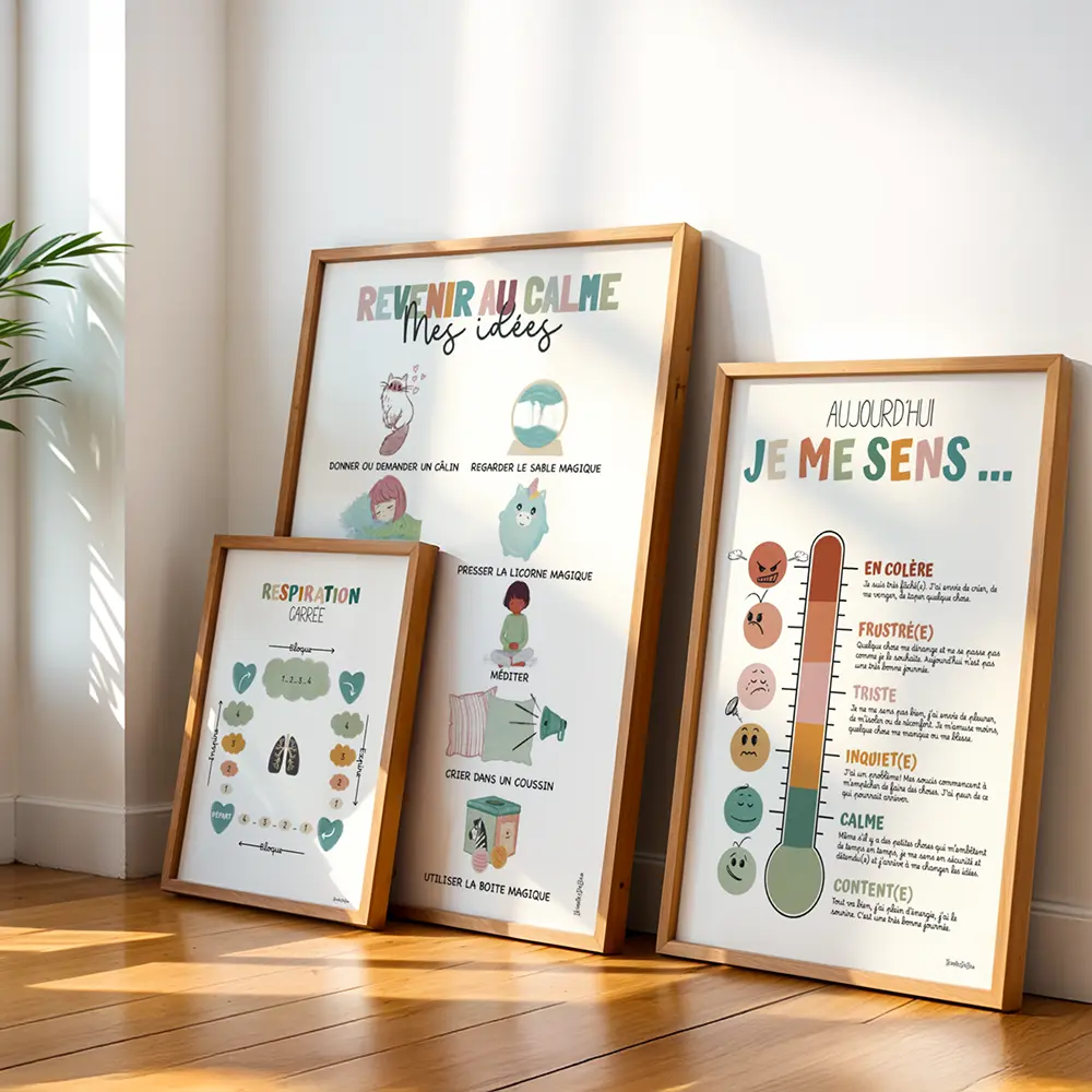 Coin calme enfant Ensemble d'illustrations encadrées et empilées contre le mur d'une salle de jeu pour enfant