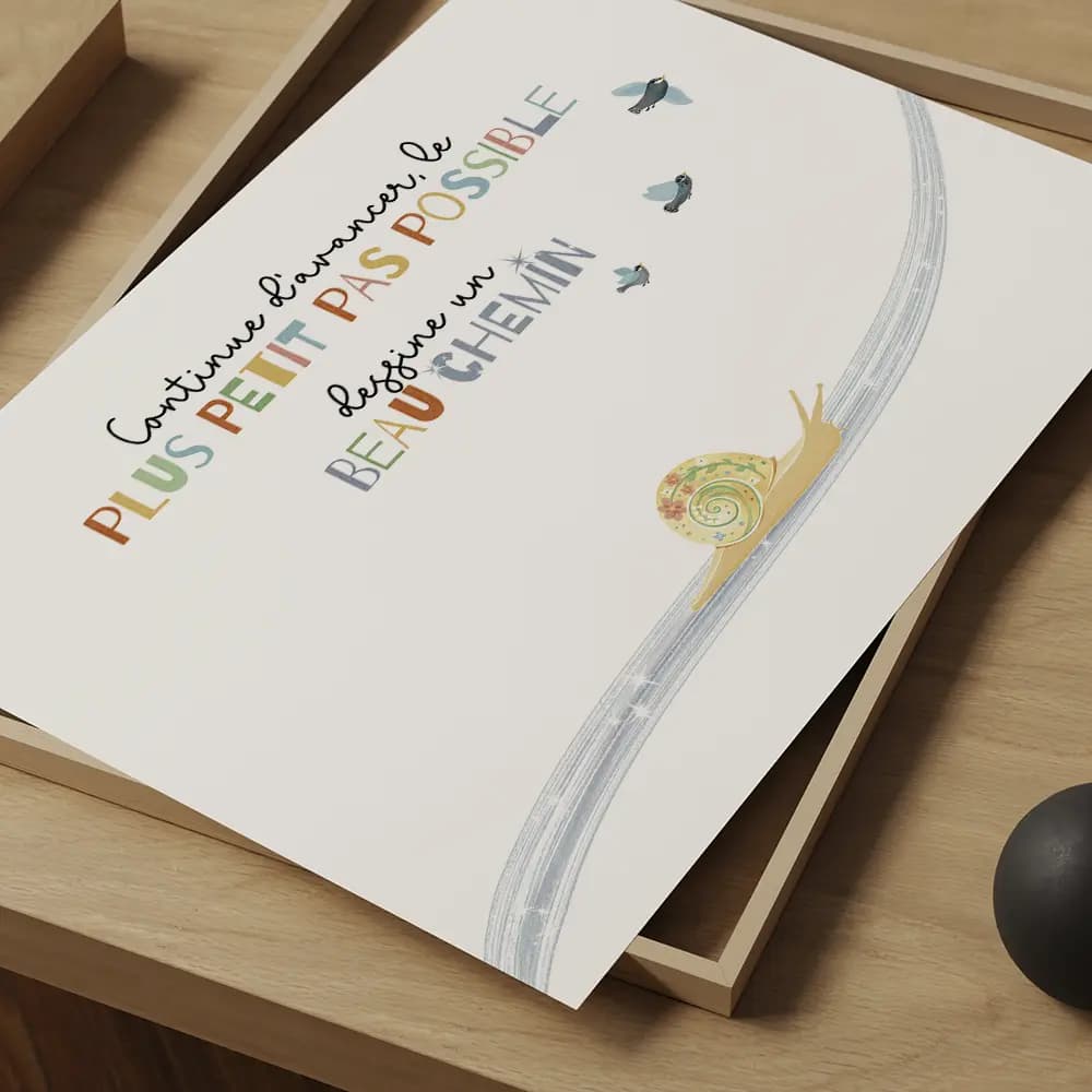 Illustration horizontale montrant un escargot avançant sur un chemin lumineux avec une citation motivant les petits pas.