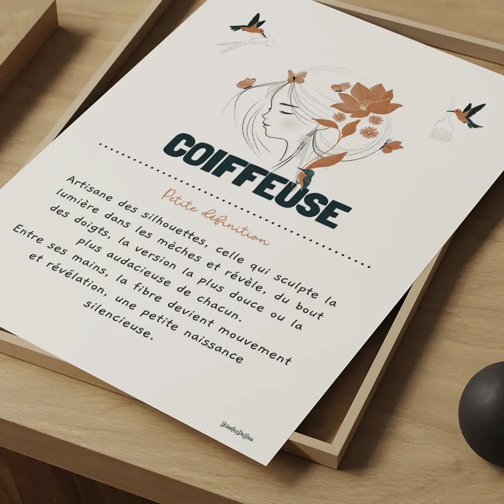 Définition coiffeuse Illustration d’un profil féminin orangé, doux et lumineux, accompagnée d’un texte poétique sur la vocation de coiffeuse.