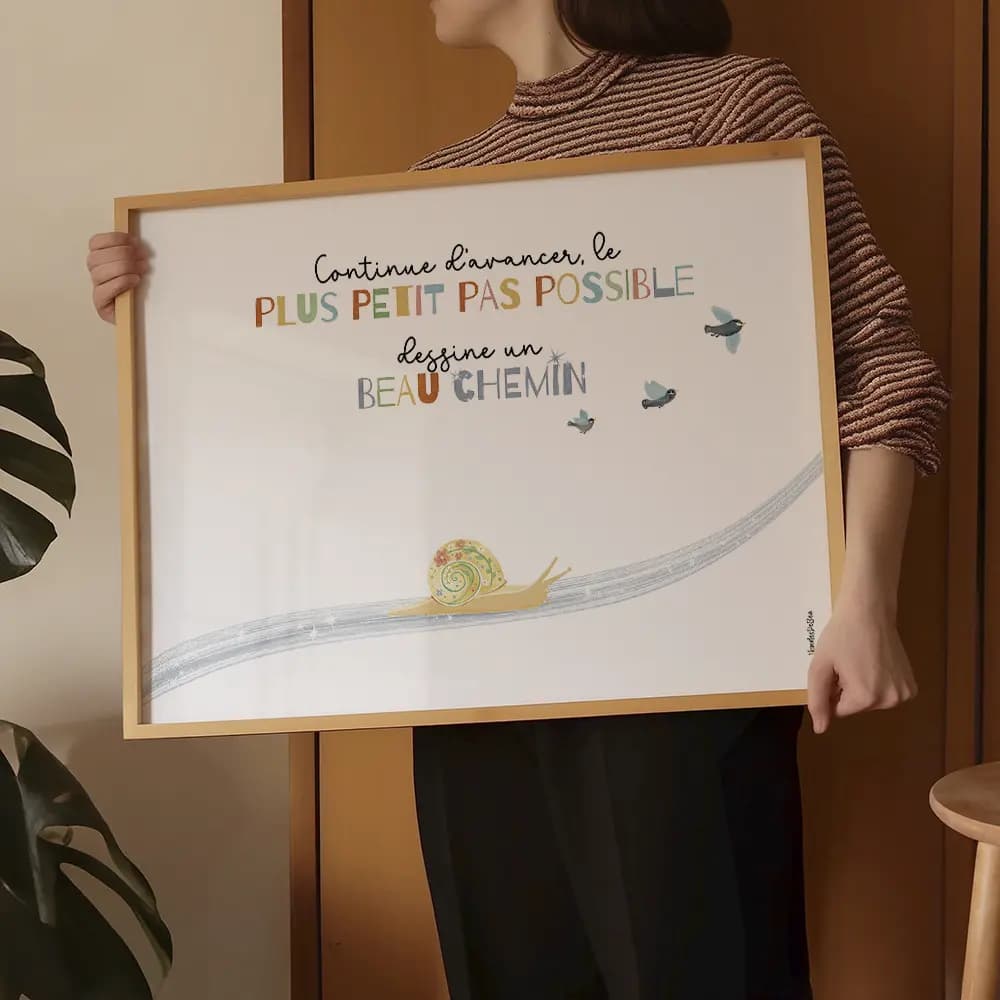 Continue d'avancer Illustration horizontale montrant un escargot avançant sur un chemin lumineux avec une citation motivant les petits pas.