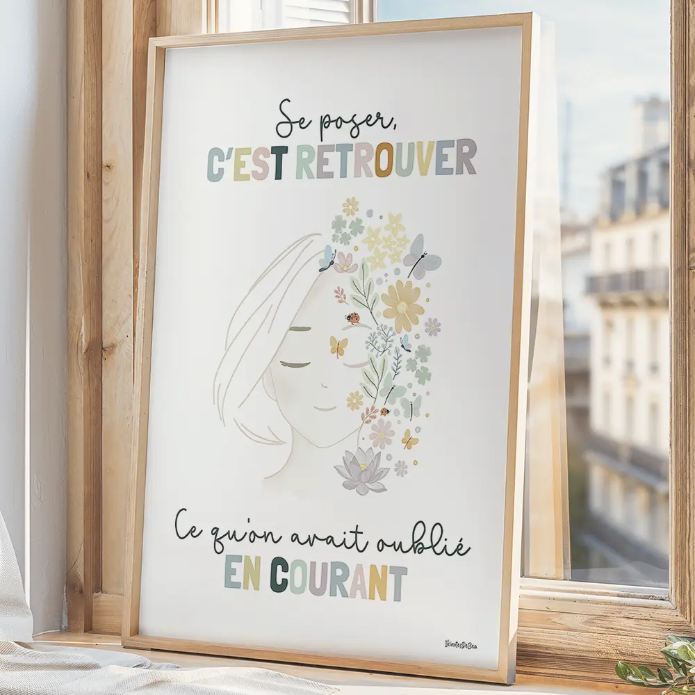 Se poser c'est retrouver ce qu'on avait perdu en courant Dessin d’un visage féminin orné de fleurs et d’une citation inspirée de l’univers de l’esthétique
