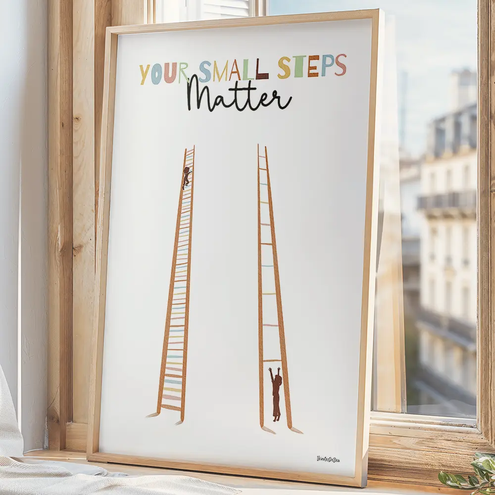 Your small steps matter Deux échelles, l’une serrée, l’autre espacée, avec deux enfants grimpant à des niveaux différents.