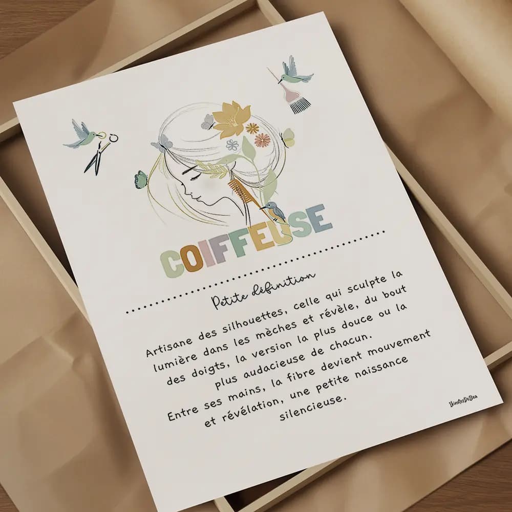Définition coiffeuse Illustration d’un profil féminin pastel, doux et lumineux, accompagnée d’un texte poétique sur la vocation de coiffeuse.