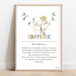 Définition coiffeuse Illustration d’un profil féminin pastel, doux et lumineux, accompagnée d’un texte poétique sur la vocation de coiffeuse.