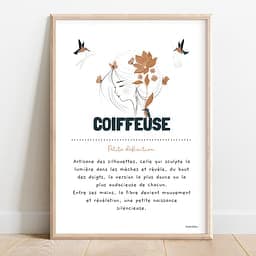 Définition coiffeuse Illustration d’un profil féminin orangé, doux et lumineux, accompagnée d’un texte poétique sur la vocation de coiffeuse.