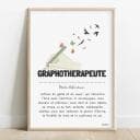 Définition graphothérapeute Dessin d'une main en couleur qui tient un stylo qui se termine en envolée d'oiseau pour définir le métier de graphothérapeute