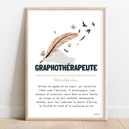 Définition graphothérapeute Dessin d'une main en noir et blanc qui tient une plume en couleur qui se termine en envolée d'oiseau pour graphothérapeute