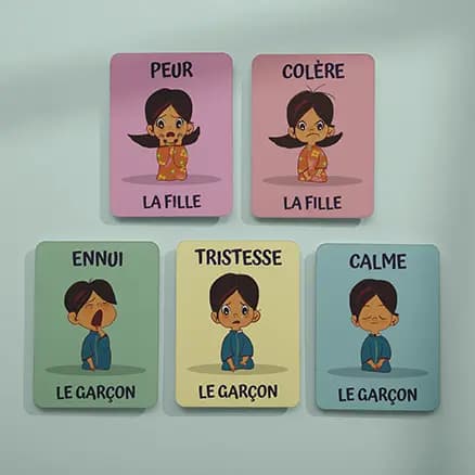 Jeu de cartes emotions rangées Photo de cinq cartes multicolores, rangées en colonnes, qui représentent des enfants avec des émotions différentes